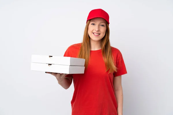 Pizzabote Hält Eine Pizza Über Isolierte Rosa Wand Und Lächelt — Stockfoto