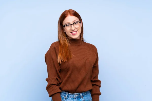 Jonge Roodharige Vrouw Geïsoleerde Blauwe Achtergrond Met Bril Gelukkig — Stockfoto
