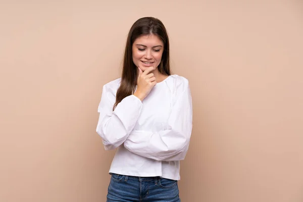 Giovane Ragazza Sfondo Isolato Guardando Lato — Foto Stock