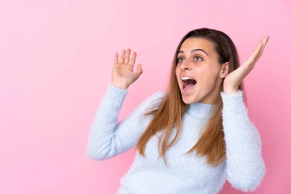 Ragazza Adolescente Con Maglione Blu Sfondo Rosa Isolato Con Espressione — Foto Stock