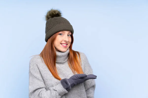 Giovane Rossa Donna Russa Con Cappello Invernale Sfondo Blu Isolato — Foto Stock