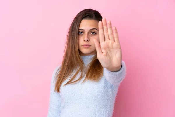Teenager Κορίτσι Μπλε Πουλόβερ Πάνω Από Απομονωμένο Ροζ Φόντο Κάνει — Φωτογραφία Αρχείου