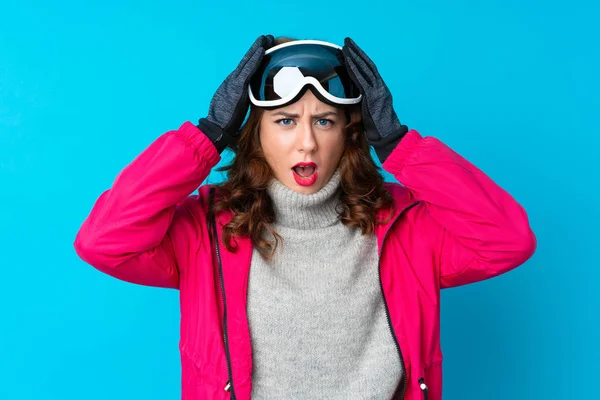 Snowboard Gözlüklü Kayakçı Kadın Yalıtılmış Mavi Duvarın Üzerinde Şaşırmış Bir — Stok fotoğraf