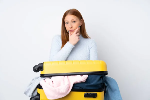 Viaggiatore Donna Con Una Valigia Piena Vestiti Pensando Idea — Foto Stock