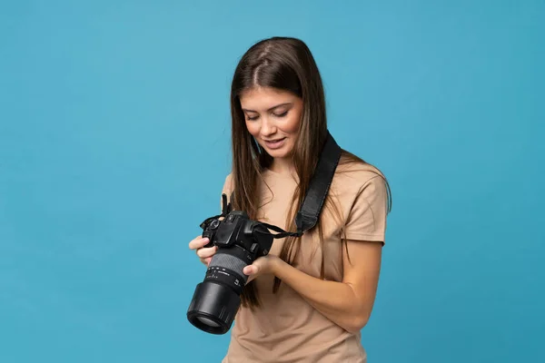 Jeune Femme Sur Fond Bleu Isolé Avec Une Caméra Professionnelle — Photo