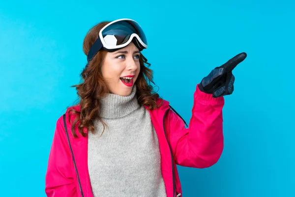 Mujer Esquiadora Con Gafas Snowboard Sobre Una Pared Azul Aislada — Foto de Stock