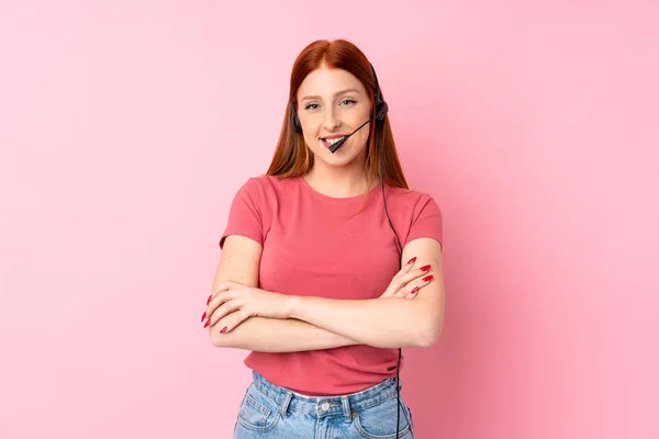 Jovem Ruiva Sobre Fundo Rosa Isolado Trabalhando Com Fone Ouvido — Fotografia de Stock