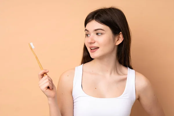Jong Oekraïens Tiener Meisje Geïsoleerde Achtergrond Met Een Tandenborstel — Stockfoto