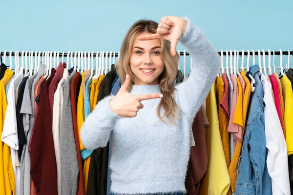 Teenager Ragazza Russa Comprare Alcuni Vestiti Isolati Sfondo Blu Volto — Foto Stock