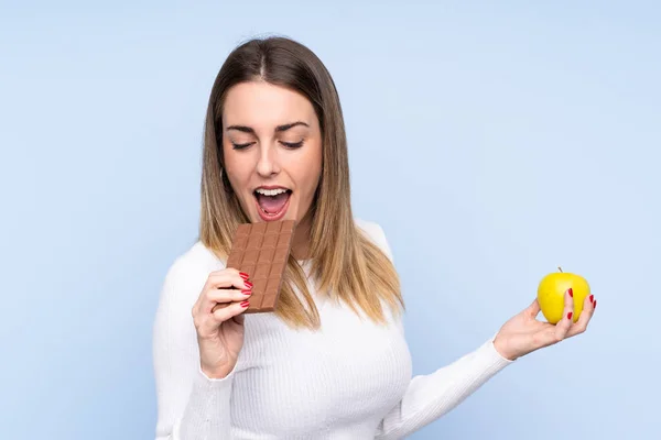 Junge Blonde Frau Vor Isoliertem Blauen Hintergrund Die Der Einen — Stockfoto