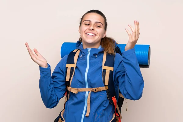 Jong Bergbeklimmer Meisje Met Een Groot Rugzak Geïsoleerde Achtergrond Lachen — Stockfoto