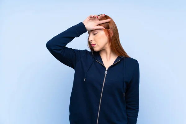 Jonge Roodharige Sport Vrouw Geïsoleerde Blauwe Achtergrond Met Vermoeide Uitdrukking — Stockfoto