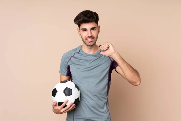 Joven Sobre Fondo Aislado Con Pelota Fútbol Orgulloso Mismo —  Fotos de Stock