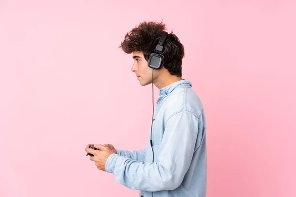 Joven Caucásico Hombre Sobre Aislado Rosa Fondo Jugando Videojuegos —  Fotos de Stock