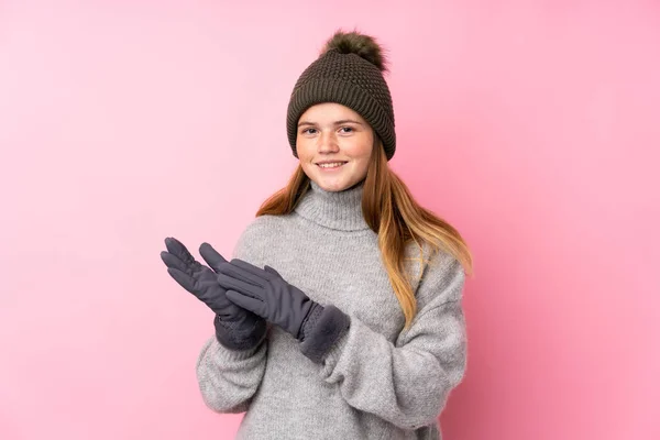 Украинская Девочка Подросток Зимней Шляпе Изолированном Розовом Фоне Аплодирует — стоковое фото