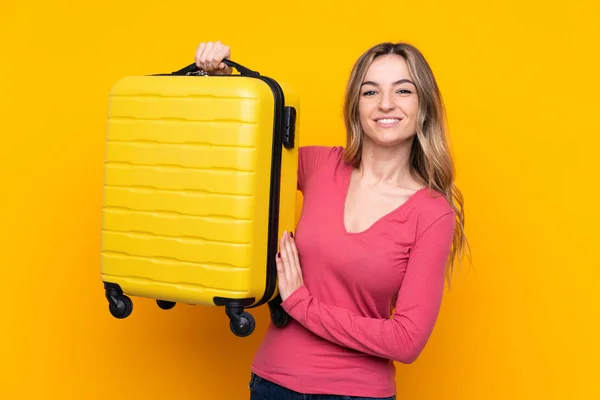 Mujer Joven Sobre Fondo Amarillo Aislado Vacaciones Con Maleta Viaje —  Fotos de Stock