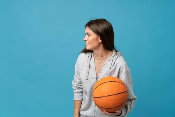 Jeune Femme Sur Fond Bleu Isolé Avec Balle Basket — Photo