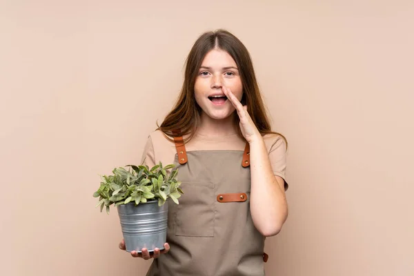 Oekraïense Tiener Tuinman Meisje Houden Een Plant Schreeuwen Met Mond — Stockfoto