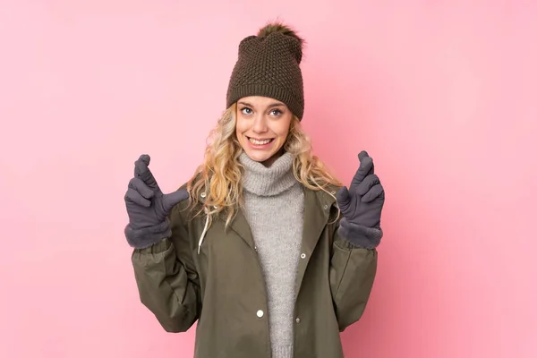 Menina Com Chapéu Inverno Isolado Fundo Rosa Com Dedos Cruzando — Fotografia de Stock