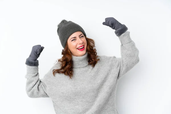 Junge Russin Mit Wintermütze Vor Isoliertem Weißen Hintergrund Feiert Einen — Stockfoto