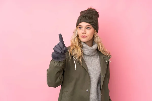 Menina Com Chapéu Inverno Isolado Fundo Rosa Tocando Tela Transparente — Fotografia de Stock