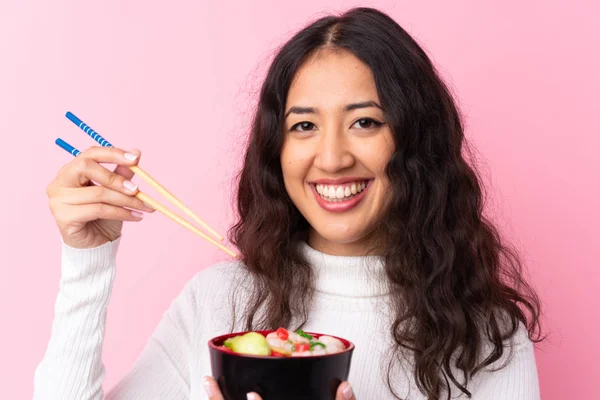 Vegyes fajú nő kezében egy tál tésztával izolált pi felett — Stock Fotó