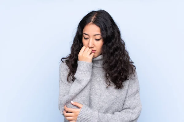 Spagnolo Cinese Donna Oltre Isolato Blu Sfondo Avendo Dubbi — Foto Stock