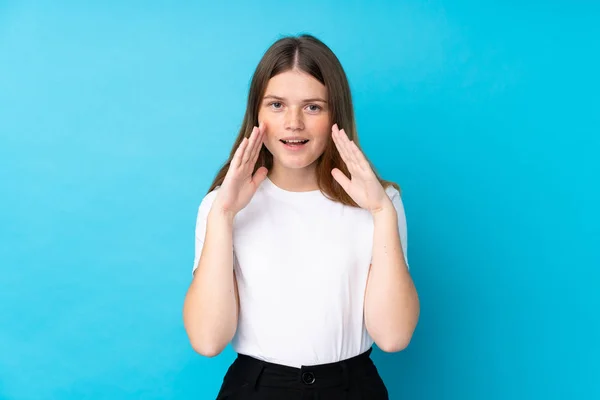 Ucraniano Adolescente Menina Sobre Isolado Azul Fundo Gritando Com Boca — Fotografia de Stock