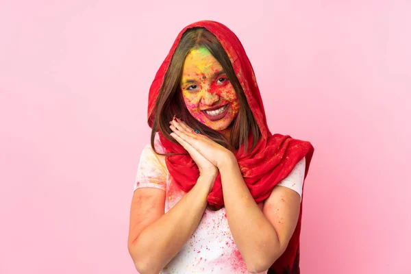 Egy Fiatal Indiai Színes Holi Porral Arcán Rózsaszín Háttéren Elszigetelve — Stock Fotó