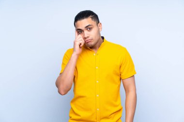 Asyalı yakışıklı, soyutlanmış bir geçmişi olan bir adam bir fikir düşünüyor.