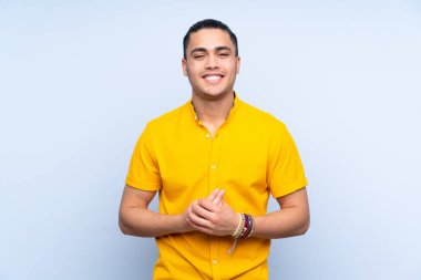 Asyalı yakışıklı adam soyutlanmış arka planda gülüyor