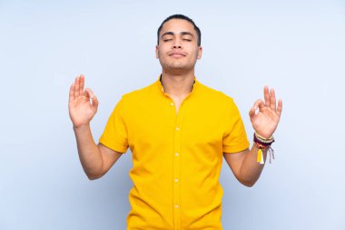 Zen pozisyonunda Asyalı yakışıklı bir adam izole edilmiş.