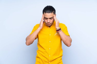 Asyalı yakışıklı, soyutlanmış, başı ağrıyan bir adam.