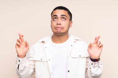 Asyalı yakışıklı bir adam tecrit edilmiş geçmişinde şans diliyor ve en iyisini diliyor.