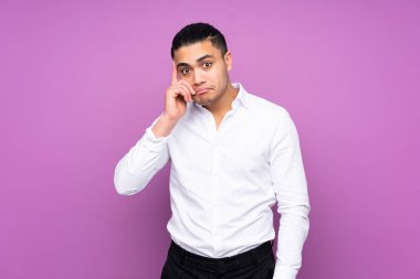 Asyalı yakışıklı bir adam mavi arka planda izole edilmiş bir fikir düşünüyor.