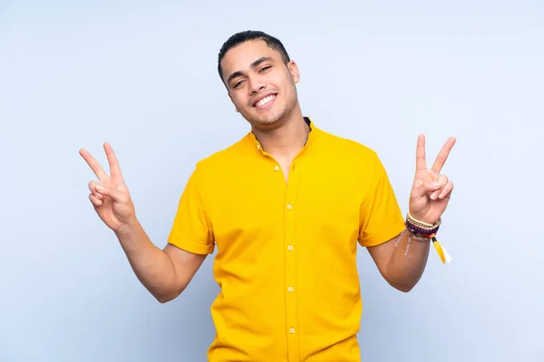 Ásia Bonito Homem Mais Isolado Fundo Mostrando Vitória Sinal Com — Fotografia de Stock