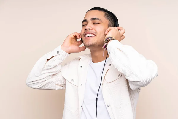 Ásia Bonito Homem Isolado Bege Fundo Ouvir Música Canto — Fotografia de Stock