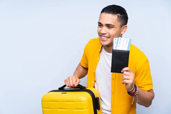 Aziatische Knappe Man Geïsoleerd Blauwe Achtergrond Vakantie Met Koffer Paspoort — Stockfoto