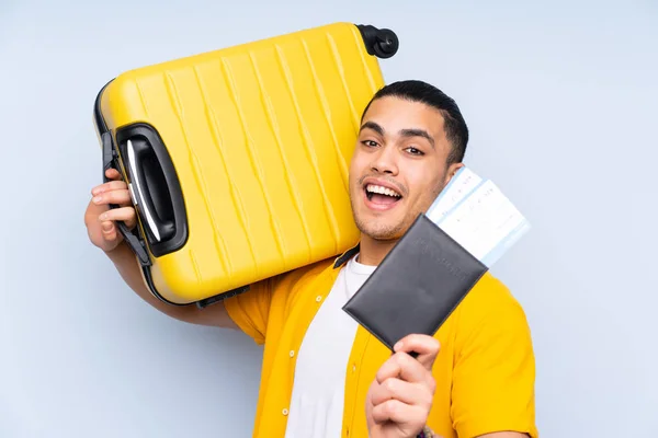 Aziatische Knappe Man Geïsoleerd Blauwe Achtergrond Vakantie Met Koffer Paspoort — Stockfoto