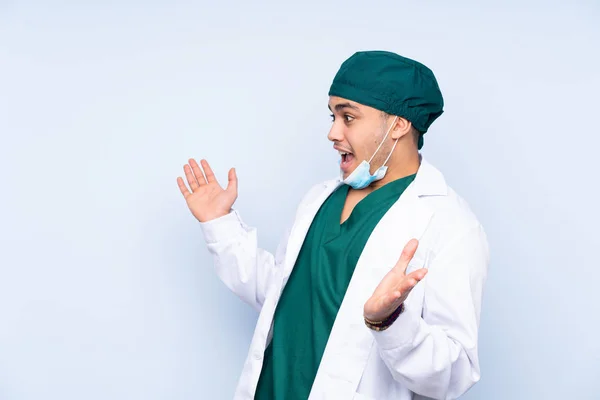 Chirurg Muž Uniformou Izolované Modrém Pozadí Překvapivým Výrazem Obličeje — Stock fotografie