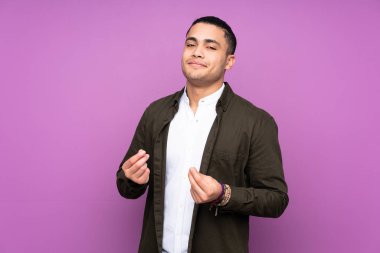 Asyalı yakışıklı adam mavi arka planda izole edilmiş para hareketi yapıyor ama mahvolmuş.