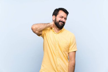 Sakallı genç bir adam, soyutlanmış mavi bir geçmişi ve boyun ağrısı var.