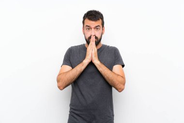 Soyutlanmış beyaz geçmişi olan yakışıklı genç bir adam avuç içlerini bir arada tutuyor. İnsan bir şey ister.