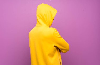 Sarı sweatshirt ile Yakışıklı adam