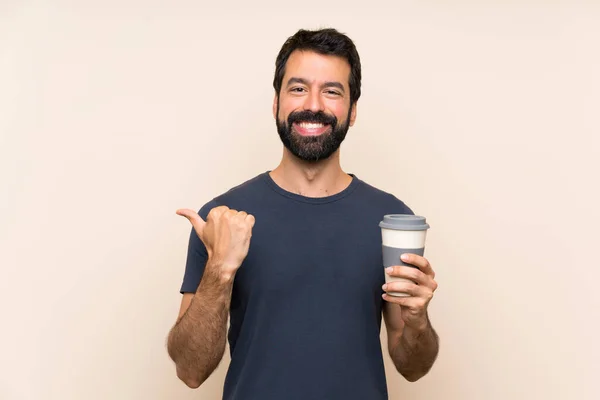 Homem Com Barba Segurando Café Apontando Para Lado Para Apresentar — Fotografia de Stock