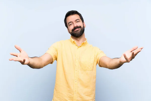 Junger Mann Mit Bart Vor Isoliertem Blauen Hintergrund Präsentiert Und — Stockfoto