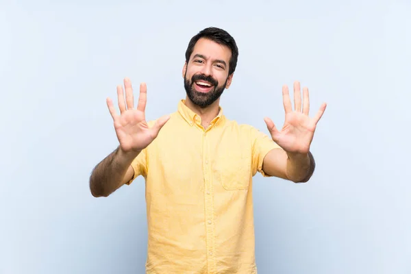 Junger Mann Mit Bart Vor Blauem Hintergrund Der Mit Den — Stockfoto