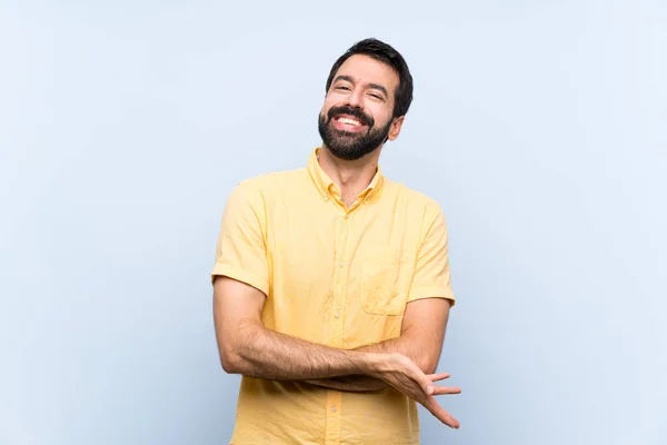 Jovem Com Barba Sobre Fundo Azul Isolado Sorrindo — Fotografia de Stock