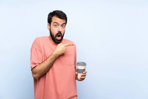 Junger Mann Mit Bart Der Einen Take Away Kaffee Vor — Stockfoto