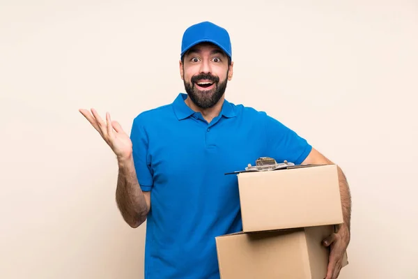 Leverans Man Med Skägg Över Isolerad Bakgrund Med Chockad Ansiktsuttryck — Stockfoto